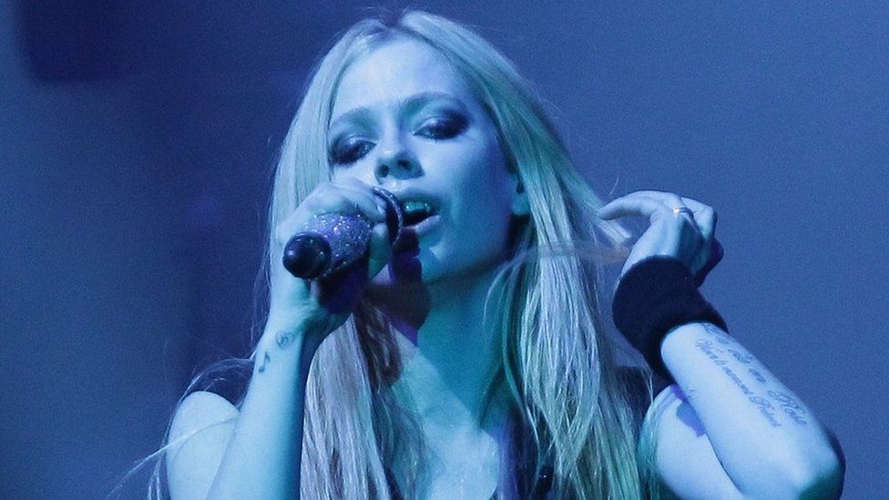 Avril Lavigne Says Having Lyme Disease Has Been The Worst Time Of Her Life Bbc Newsbeat 