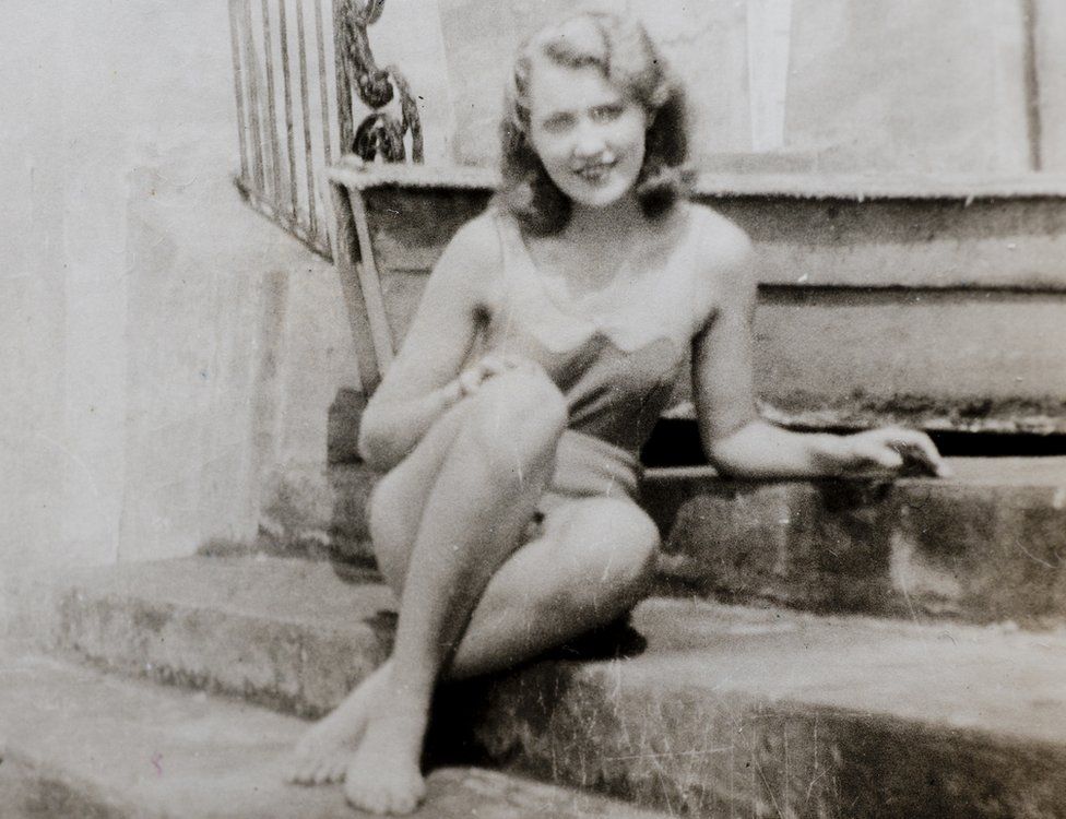 By 1934 Mary Anne MacLeod had become a glamorous New Yorker. This photo, was taken on the steps of a Long Island swimming pool