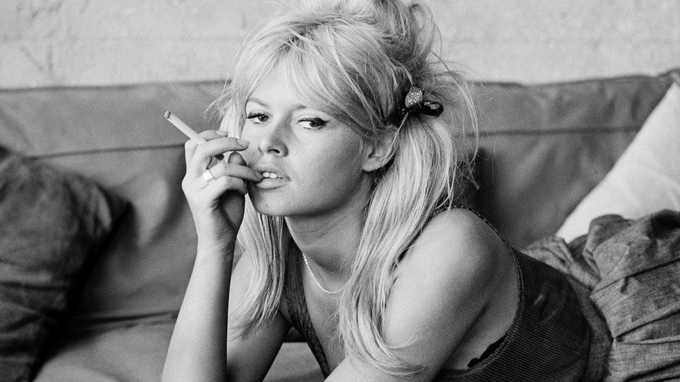 Brigitte Bardot raucht einer Zigarette (oder Cannabis)
