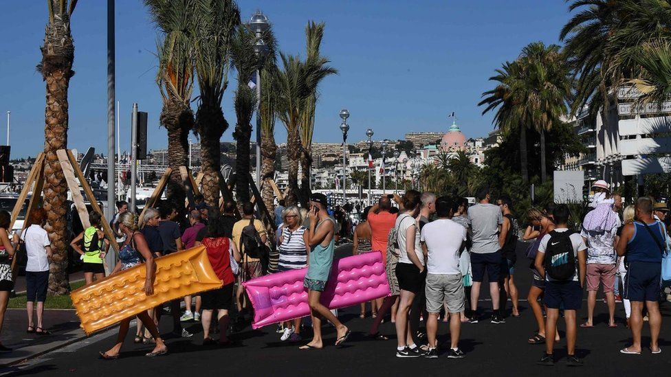 Holidaymakers going to the beach in Nice