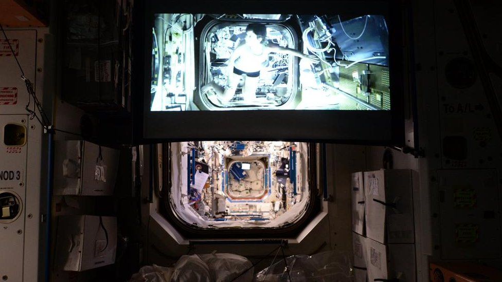 fot. Scott Kelly Gravity on a projector in the ISS