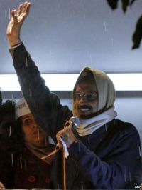 Arvind Kejriwal waves to supporters in Delhi (14 Feb)