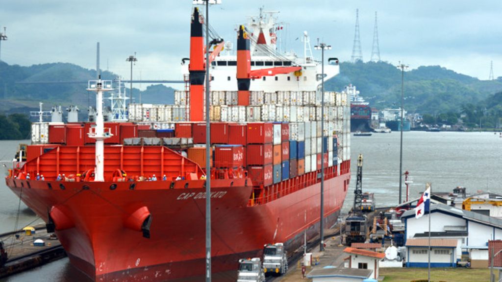 Barco Pasando Por El Canal De Panama