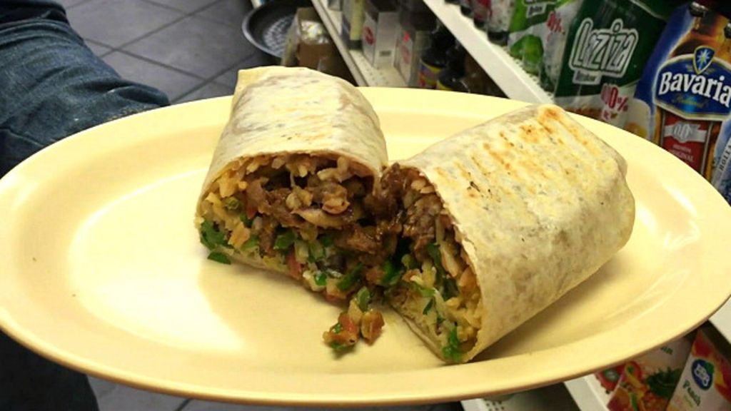 Cómo se prepara un burrito halal paso a paso BBC Mundo Cómo se prepara un burrito halal paso a paso BBC Mundo