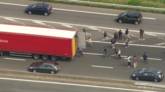 Người nhập cư lậu tìm cách trốn lên xe tải gần Calais