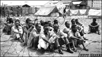 Des personnes suspectées d'être des Mau Mau dans un camp à Nairobi en 1952.