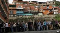 Fila en un centro de votación