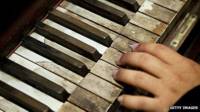 Teclas de un piano viejo