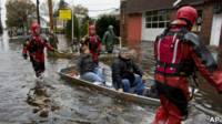 Rescate de ciudadanos afectados por las inundaciones de Sandy