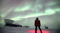 Uno de los científicos del proyecto IceCube admirando la aurora en el Polo Sur