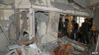 Des membres des forces de sécurité inspectent les dégâts dans un immeuble après une explosion à Damas.