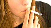 Joven fumando Foto SPL