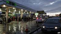 Люди в очереди за бензином в Нью-Йорке