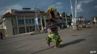 Une vendeuse de fruits en fuite à Goma