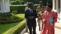 Le président par intérim Dioncounda Traoré en compagnie de Django Cissoko.