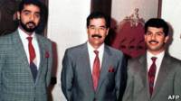 Saddam Hussein, en el centro, y sus hijos