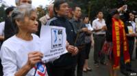 Đặt hoa tưởng niệm chiến sỹ Trường Sa 14/3/2013