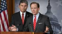 Senadores Joe Manchin (izq) y Patrick Toomey