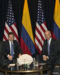 Joe Biden (der.) con el presidente de Colombia Juan Manuel Santos
