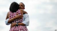 Abraço de Barack e Michelle Obama | Foto: AFP