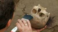 Crânio com cabelos encontrado em tumba no Peru (BBC)