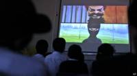 Crianças assistem a trecho do desenho no Paquistão