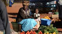 Mujer vende frutas en calle de harare, Zimbabwe