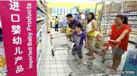 Consumidores en un supermercado en China