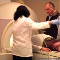 Barry komisaruk en introduce a una paciente en la caja de resonancia para analizar sus el efecto del orgasmo en el cerebro