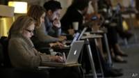 Personas con computadores en la Biblioteca Británica de Londres