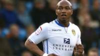 L'international sénégalais se dit heureux de rester avec le club de Leeds.