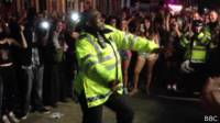 policial dançando no carnaval de Notting Hill | BBC