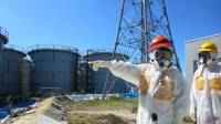 Técnicos supervisan planta nuclear de Fukushima