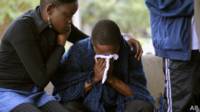 Un niño llora por la muerte de su padre durante el ataque