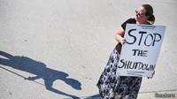 mujer protesta contra el cierre del gobierno frente al capitolio en Washington