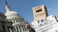 Hombre protesta contra el cierre del gobierno frente al capitolio en Washington