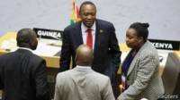Le président Uhuru Kenyatta avec des délégués du Kenya