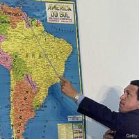 Hugo Chávez muestra el mapa en 2000
