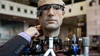 hombre ajusta al robot frank, el "primer hombre bionico"