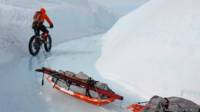 Bicicleta tirando de trineos en Groenlandia