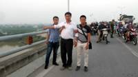 Ảnh của VietNamNet cho thấy bác sỹ Tường (áo trắng) đang chỉ chỗ vứt xác