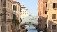Navios hoje passam a 300 metros do centro de Veneza (BBC)