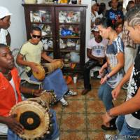 cubanos tocando tambor