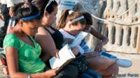 Cubanas leyendo