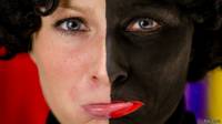 Mujer maquillada de Zwarte Piet