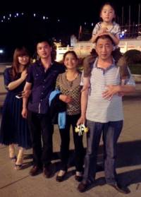 Luo Gang con su familia biológica