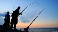 Pescando en el malecón de La Habana