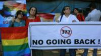 Gays indianos protestam contra lei que criminaliza relações entre pessoas do mesmo sexo | AP