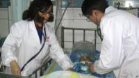 Médicos atendem bebê (foto: AP)