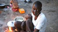Una madre con su bebé en un campamento improvisado a orillas del Nilo